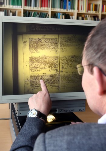 Nutzer am Lesegerät Benutzer am Lesegerät