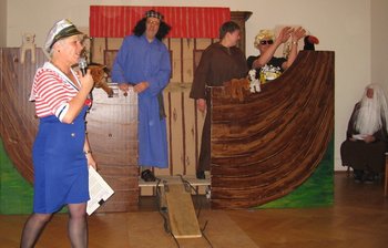 Die Lutherbande beim katholischen Pfarrfasching Verkleidete Mitglieder der protestantischen Gemeinde machen bei einer katholischen Faschingsveranstaltung Kabarett